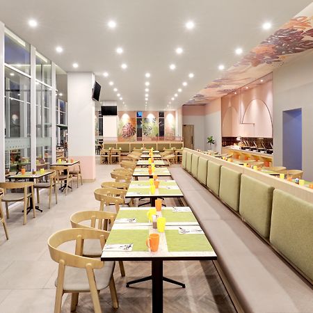 ホテル Ibis Styles Bogor Pajajaran エクステリア 写真
