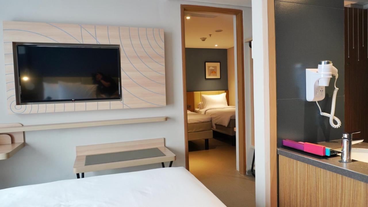 ホテル Ibis Styles Bogor Pajajaran エクステリア 写真