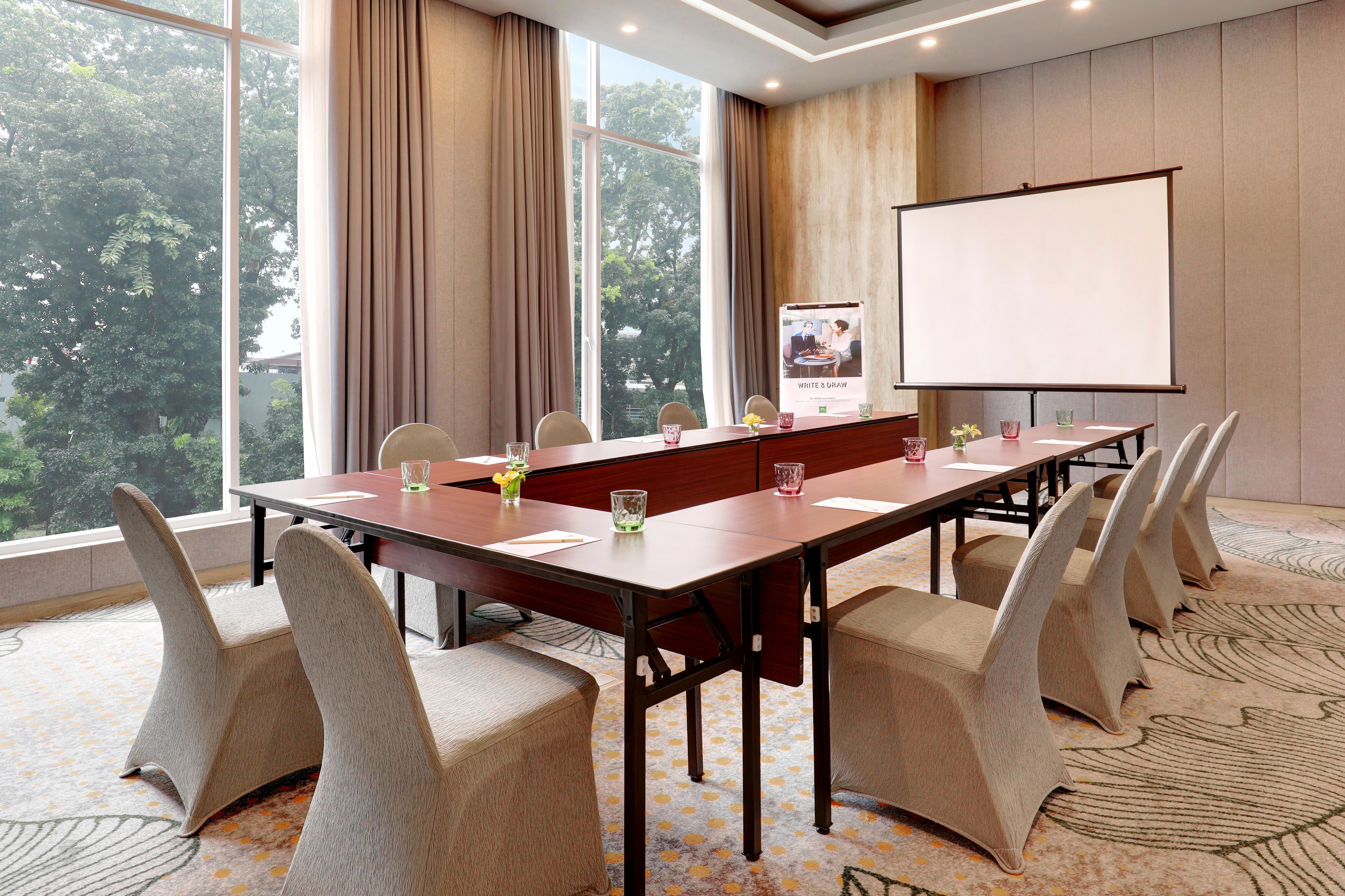 ホテル Ibis Styles Bogor Pajajaran エクステリア 写真