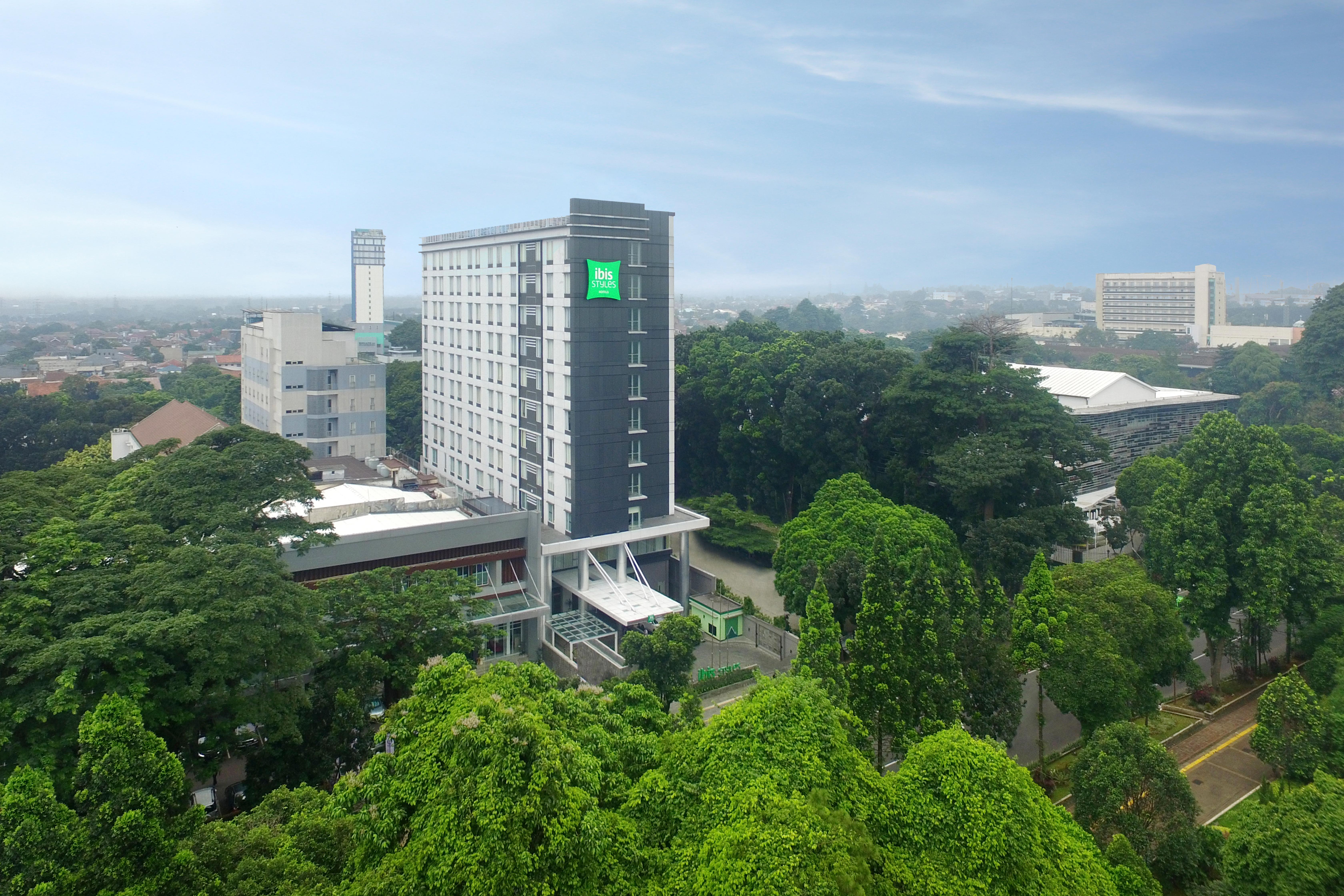 ホテル Ibis Styles Bogor Pajajaran エクステリア 写真