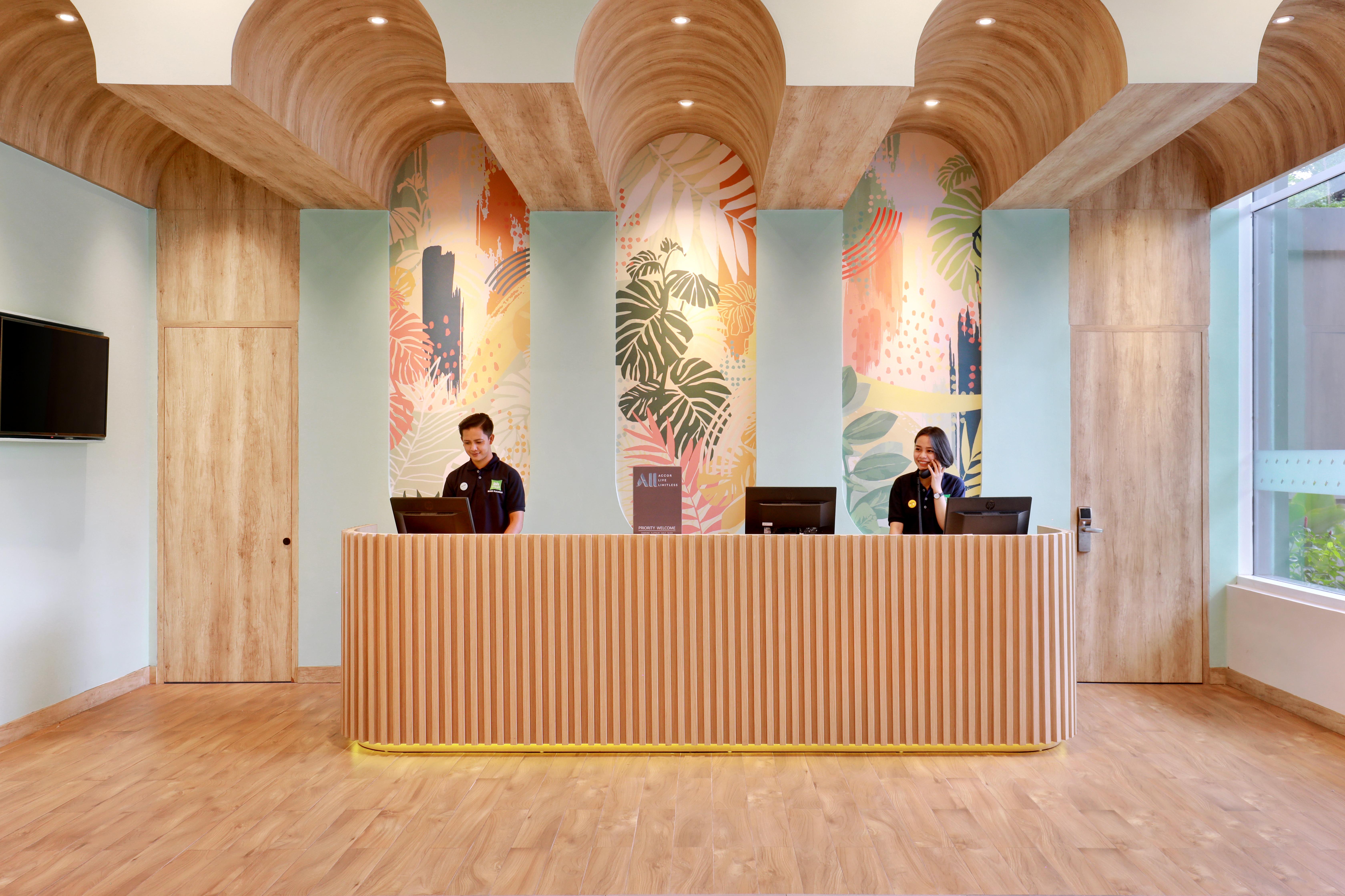 ホテル Ibis Styles Bogor Pajajaran エクステリア 写真